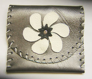 porte-monnaie argenté fleur blanche en cuir Sylvie G création