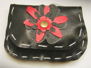 porte-monnaie noir et fleur colorée en cuir Sylvie G. création