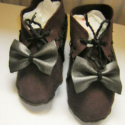 v=chaussons pour bébé bordeaux avec noeud papillon argenté en cuir véritable Sylvie G. création