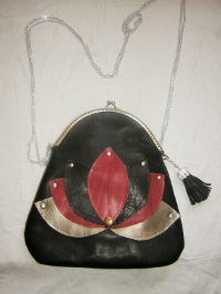 sac fermoir porte-monnaie noir décorée de nénuphar tricolore avec chaîne en cuir Sylvie G création