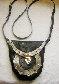 sac forme originale noir et argenté motif au devant en cuir Sylvie G . création
